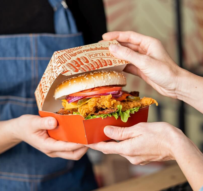 caja abierta con letreros con hamburguesa