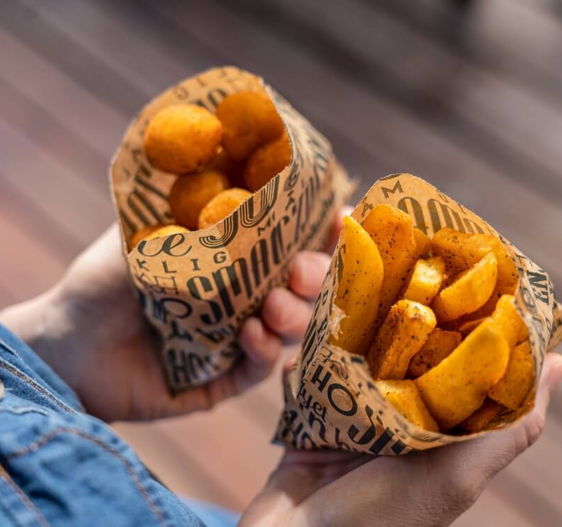 cajas con patatas en las manos
