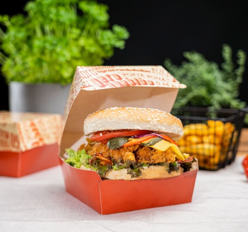 caja abierta con hamburguesa en la mesa