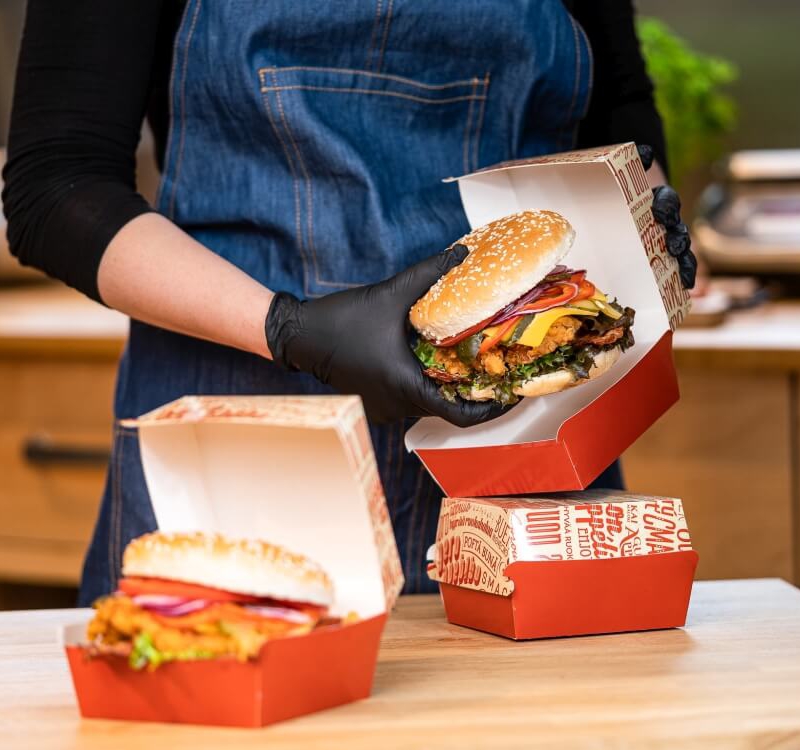 envases de hamburguesas en un restaurante