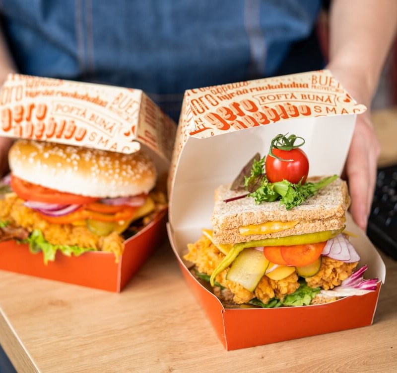 dos envases con hamburguesas en la mesa