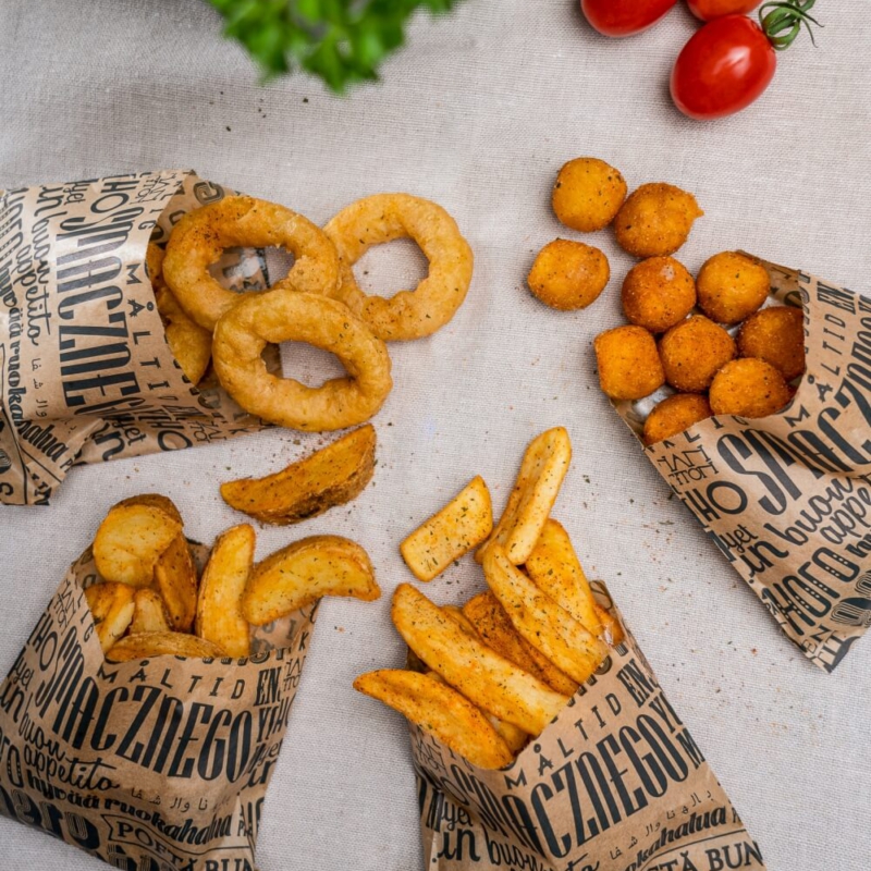 cajas con botes de patatas, bolas de queso, aros de cebolla