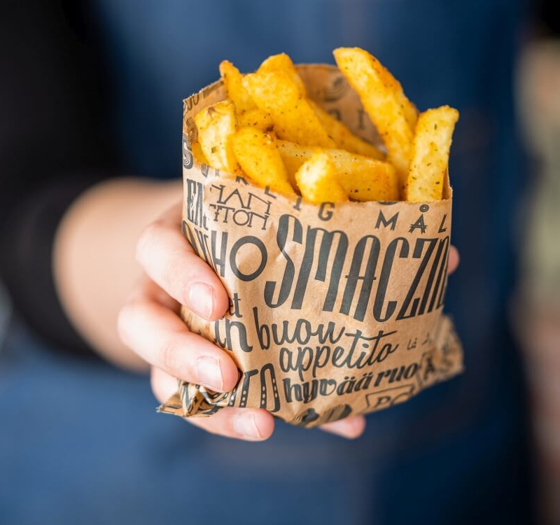 sobre con patatas fritas doradas
