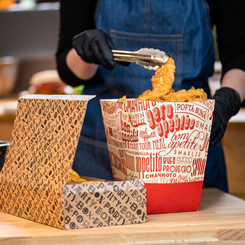 cubo de pollo frito con box de cartón