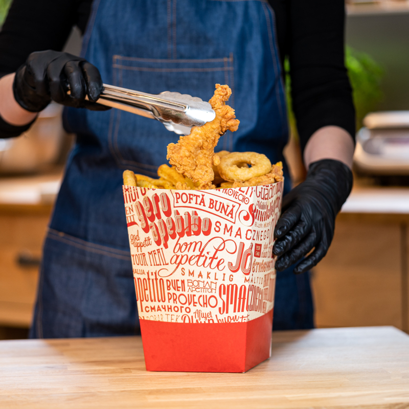 cubo de pollo con cocinero