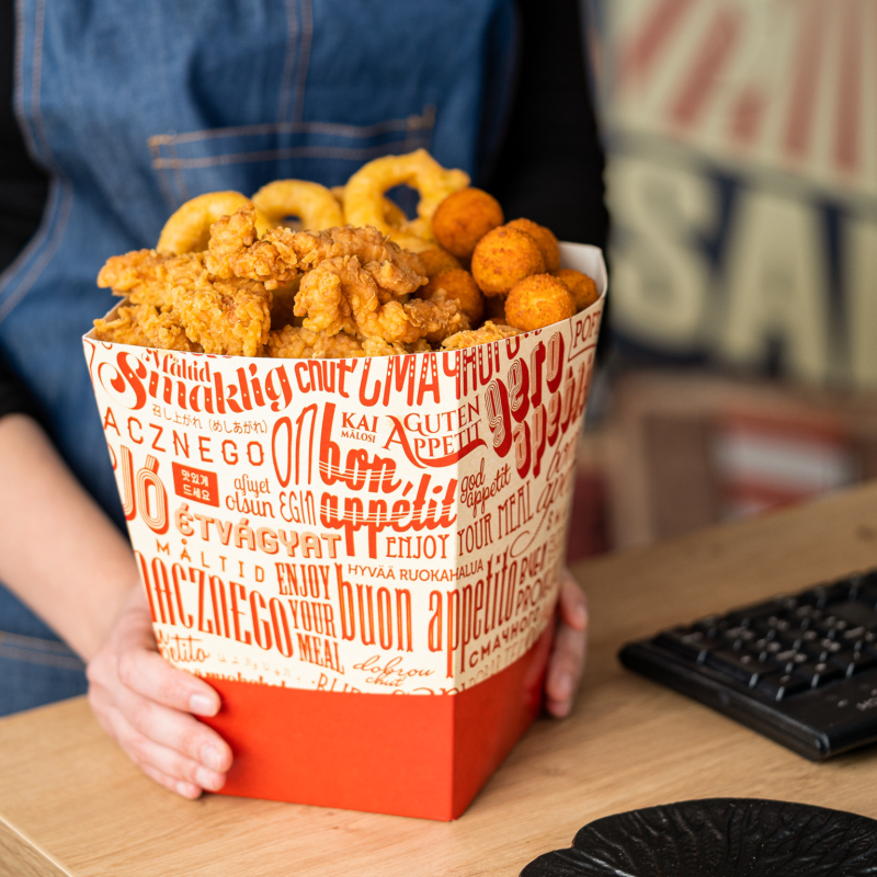 cubo de pollo con calamares y bolas