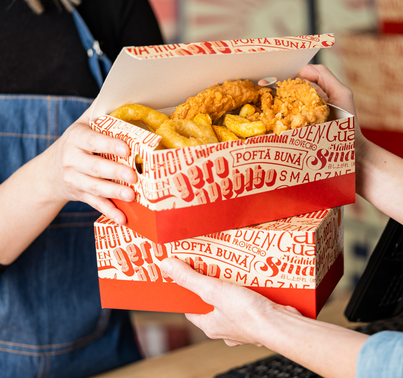 dos cajas de pollo en manos