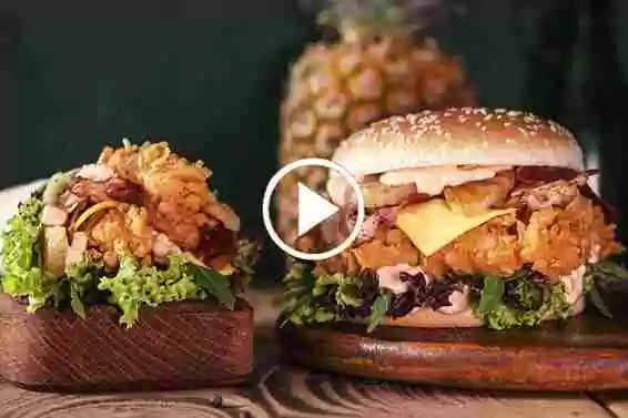 Burger mit Poulet in chnuspriger Panade Holly Powder